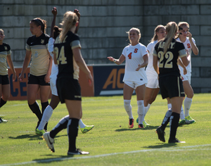 Eva Gordon (4) scored Syracuse's only goal in a 1-0 win over Army on Friday afternoon.