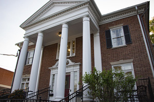 Syracuse University’s Slutzker Center for International Services is located on Walnut Place. 