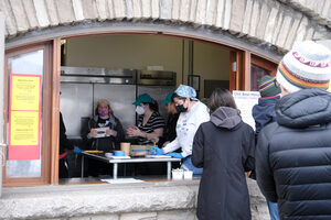 This past Sunday, Thornden Park hosted its 26th annual Chili Bowl Festival. Four different chilis were served to community members in the Thornden Field House. 
Cutline: Community members gathered in Thornden park for chili, games and live music from Joe Driscoll. 
