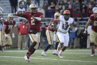 Murphy prepares to throw to his right as SU defensive end Ron Thompson pursues.